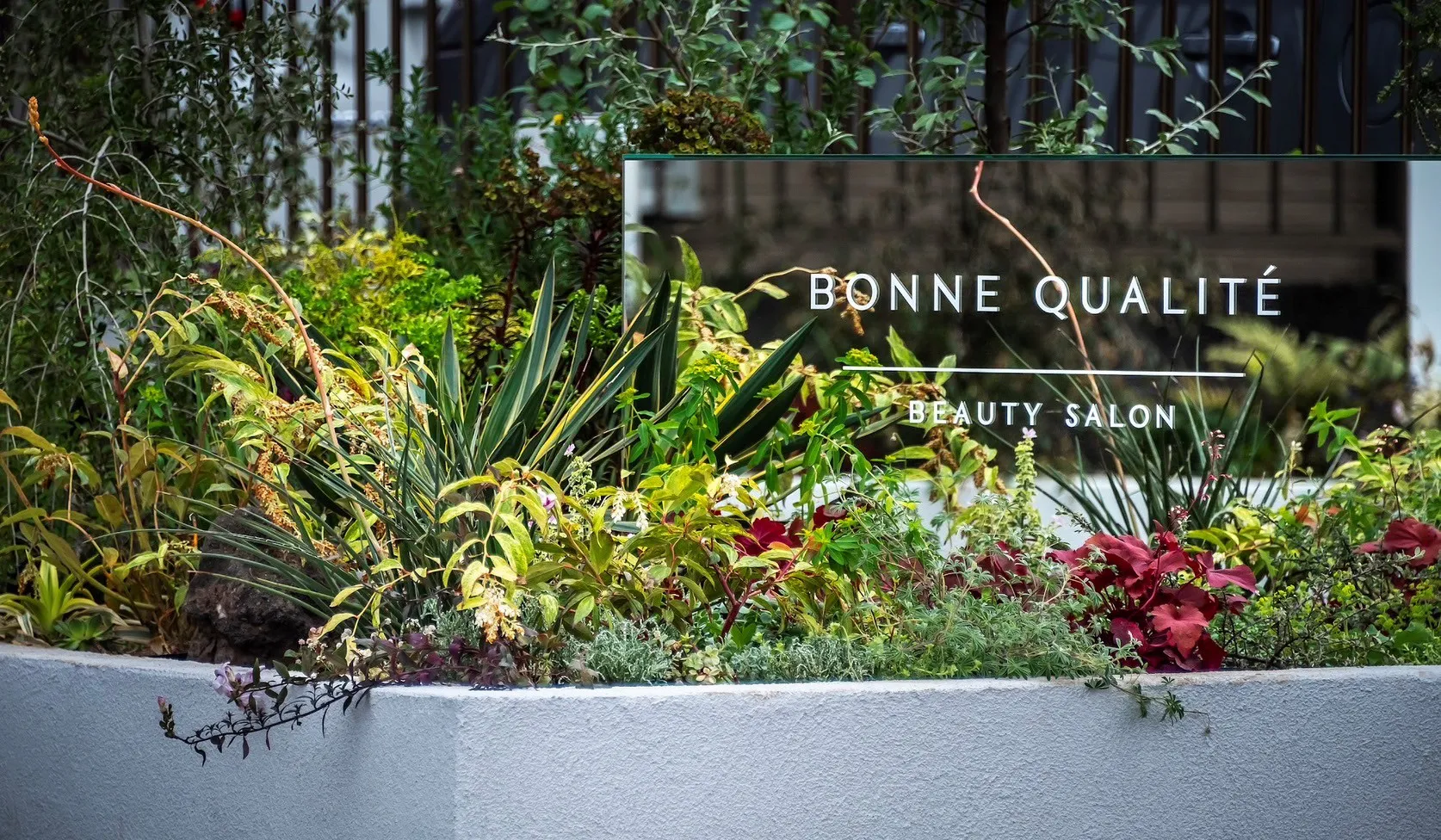 BONNE QUALITEの外観とエントランスサイン