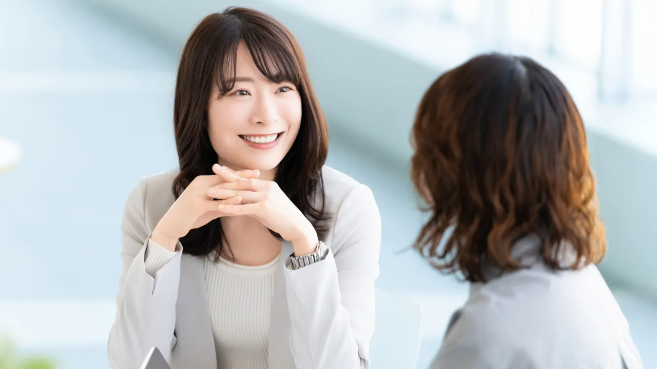 婚活カウンセラーに相談する女性