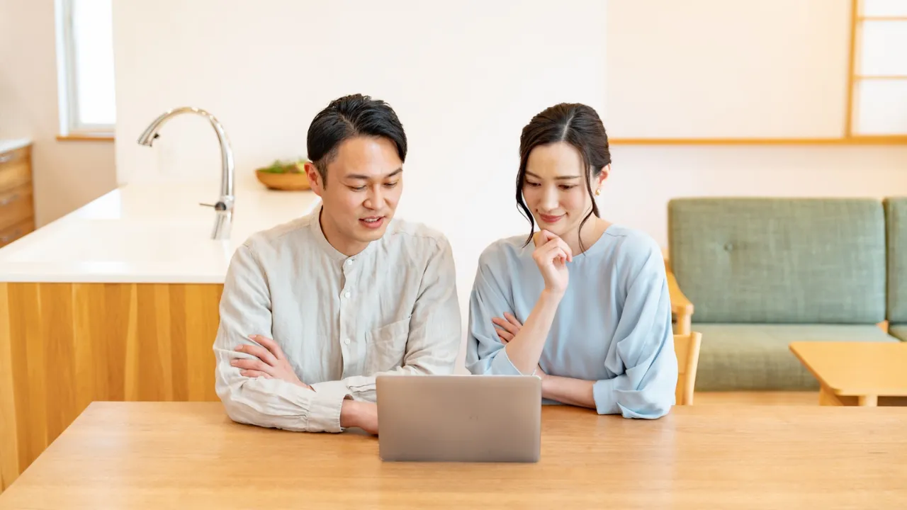 将来の話をするカップルのイメージ