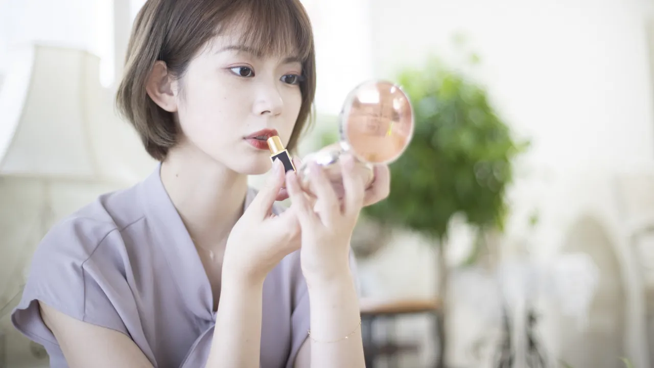 お見合いやデート前にメイクを仕上げる30代女性