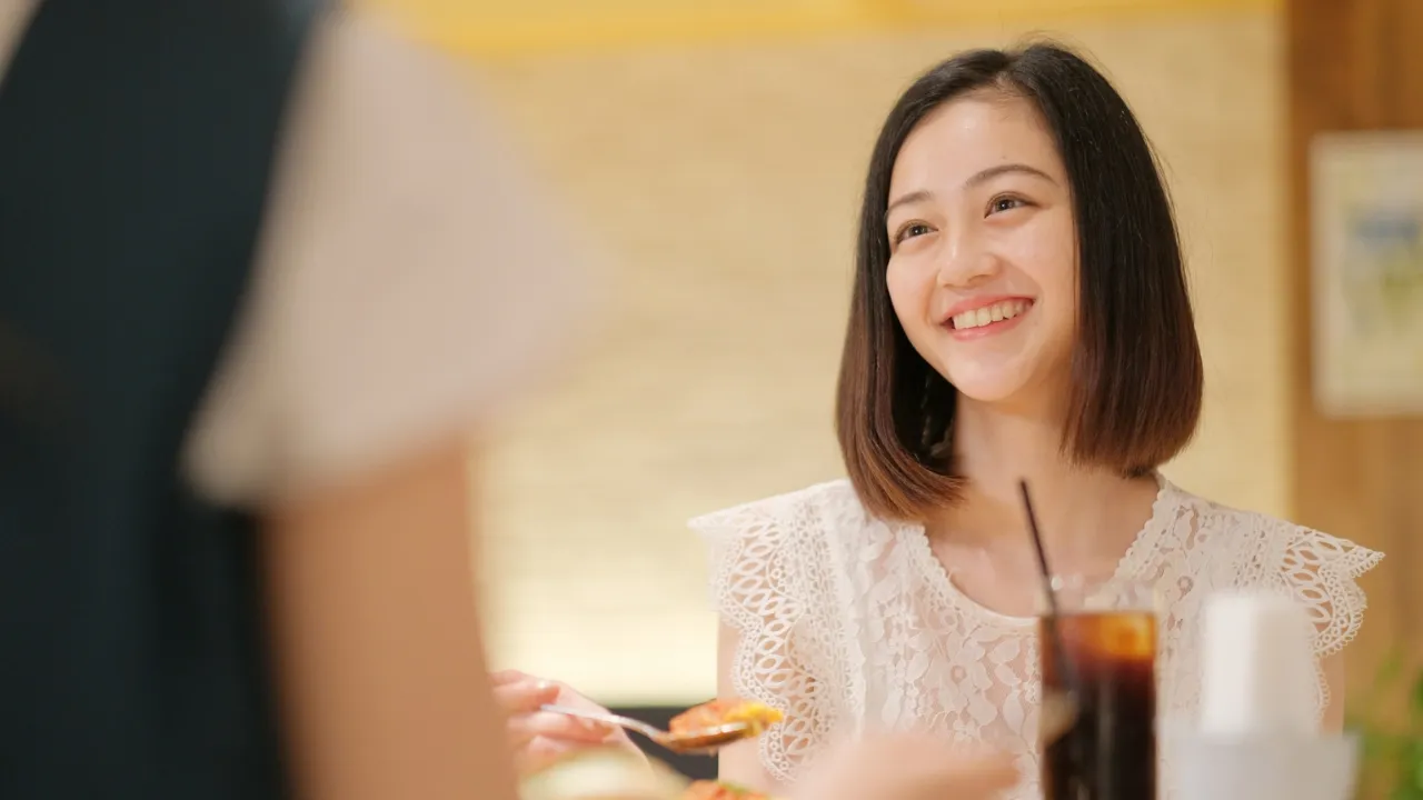 初デート中に笑顔で会話を楽しむ30代女性