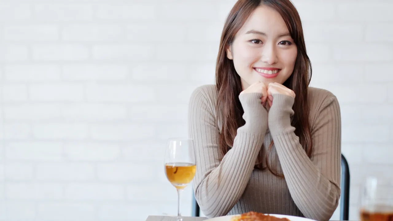 お見合いや初デートで好印象を与える笑顔の30代女性