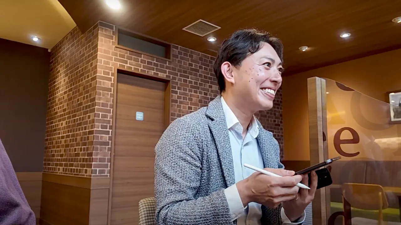 婚活相談中に笑顔で話すカウンセラー