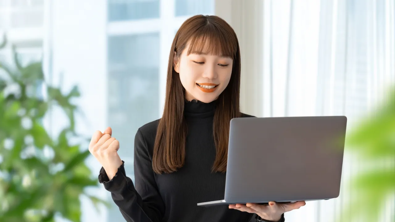 未来を信じて前を向く女性のイメージ