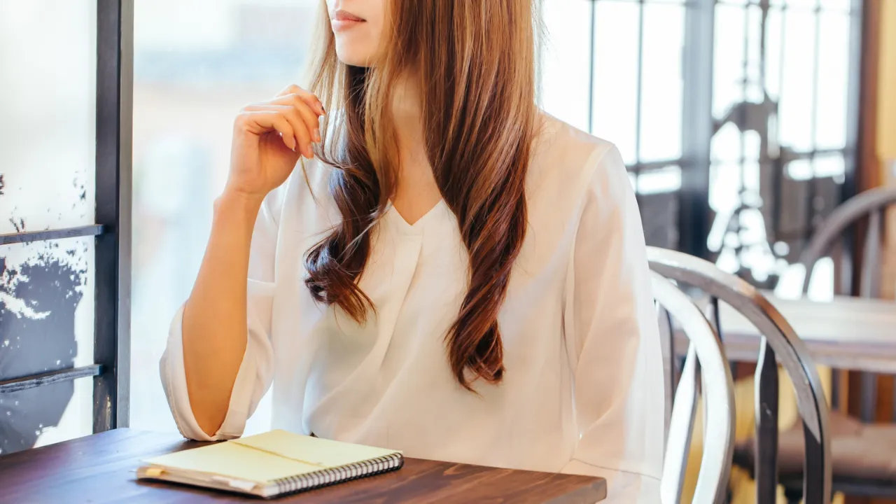 カフェで婚活について考える女性