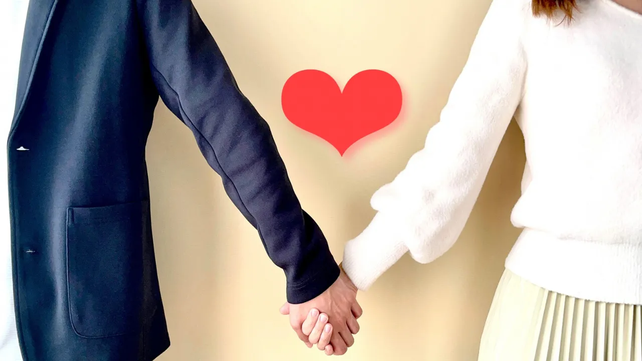 結婚相談所で成婚したカップルが手をつないでいる様子