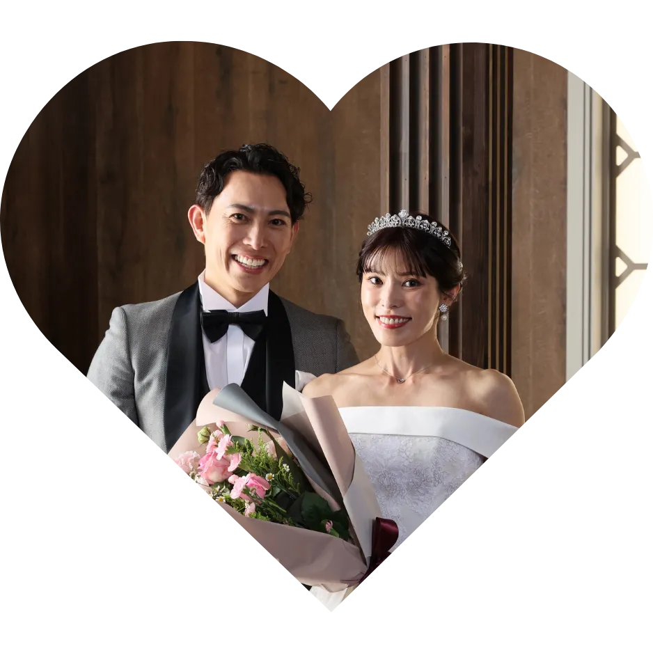 成婚退会された幸せそうな新郎新婦の笑顔と花束の写真