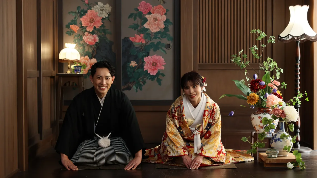 和装姿の新郎新婦が正座で微笑むスタジオショット