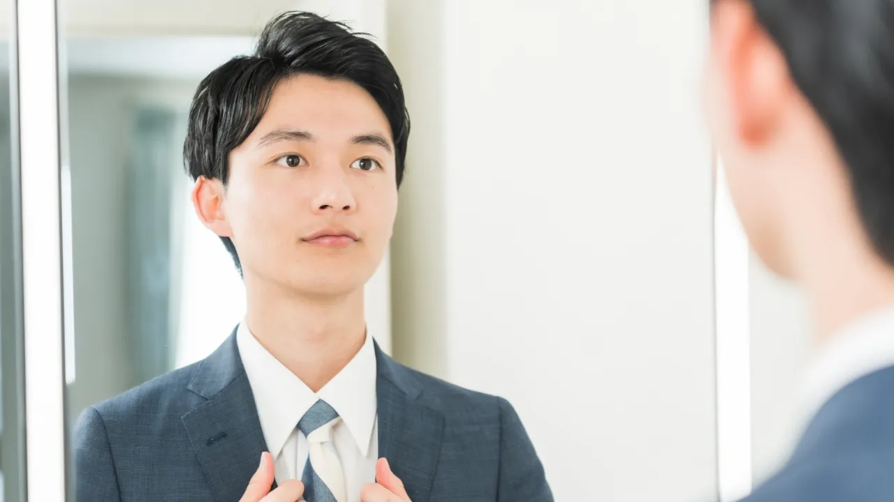お見合い前に髪型と身だしなみをチェックする男性