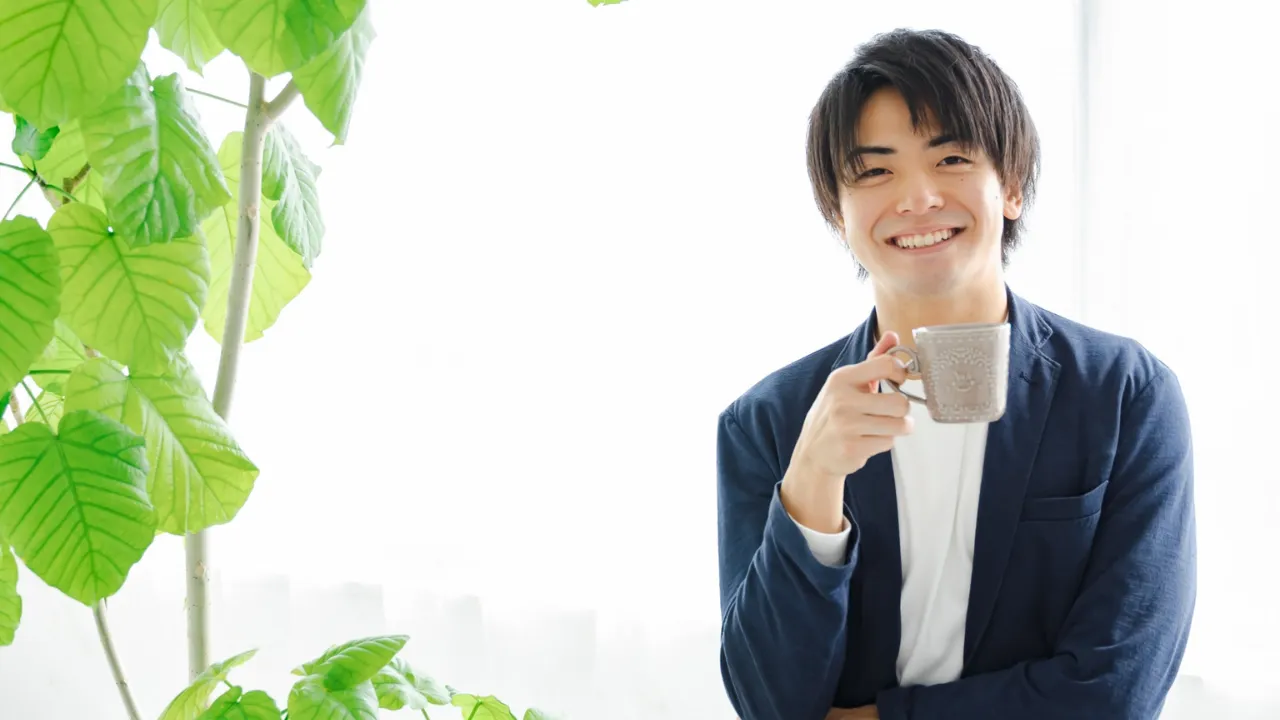 ナチュラルな髪型と柔らかい笑顔の男性