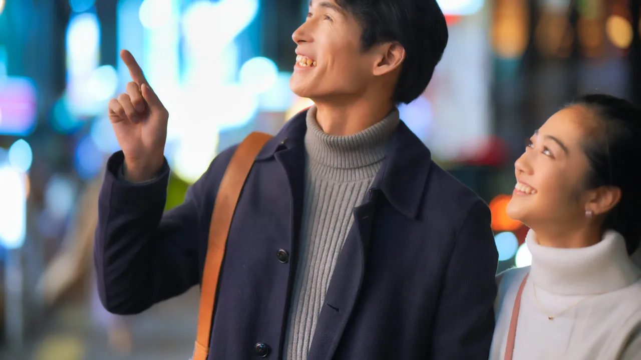 夜の街でデートする男性の冬ファッション