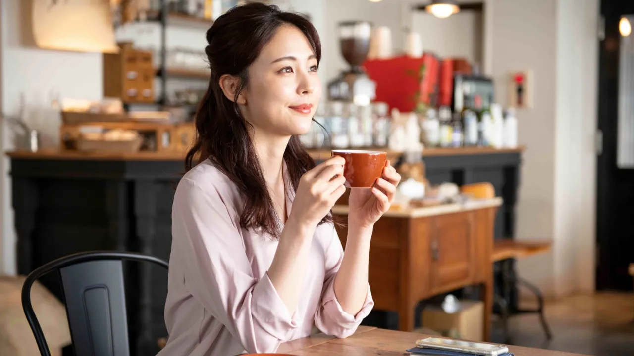 カフェでコーヒーを楽しむ女性