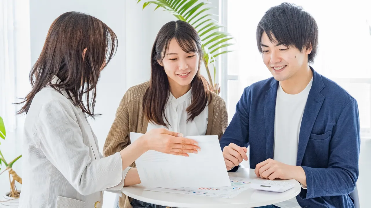 結婚とお金の相談を受ける男女とFP