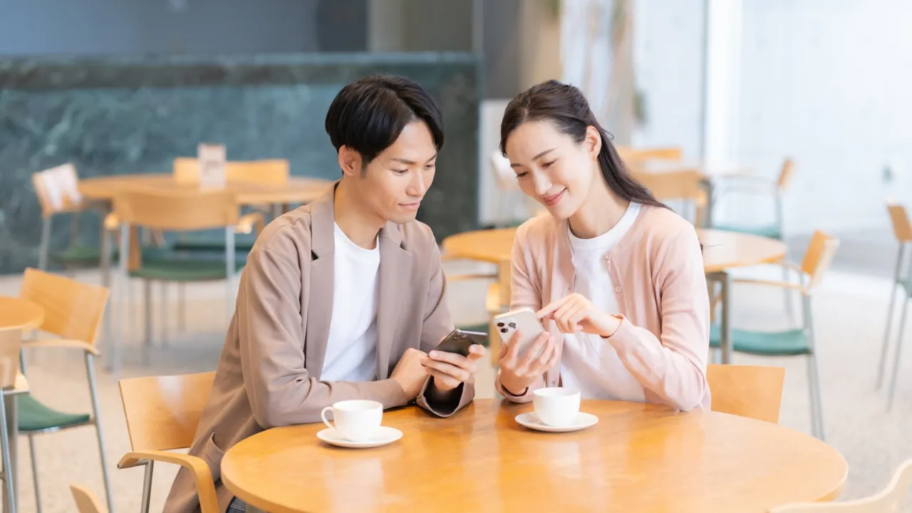 結婚前に保険やライフプランを調べるカップルのイメージ