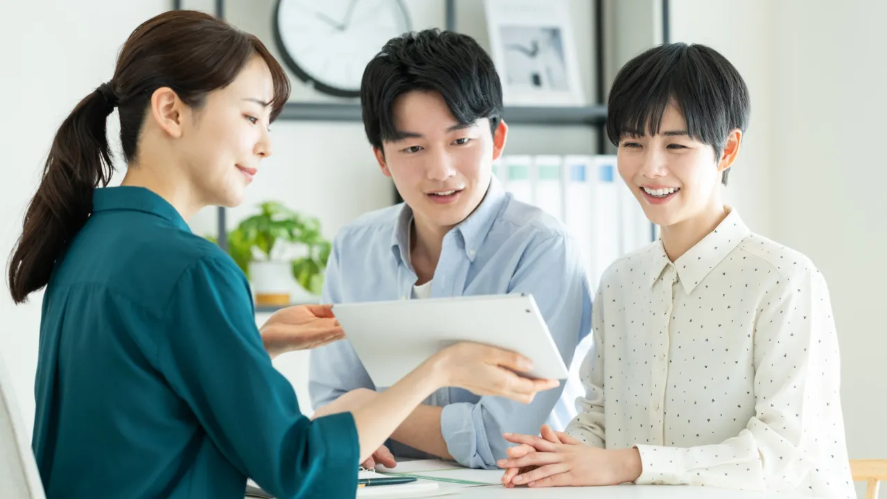 ファイナンシャルプランナーに保険相談をする夫婦