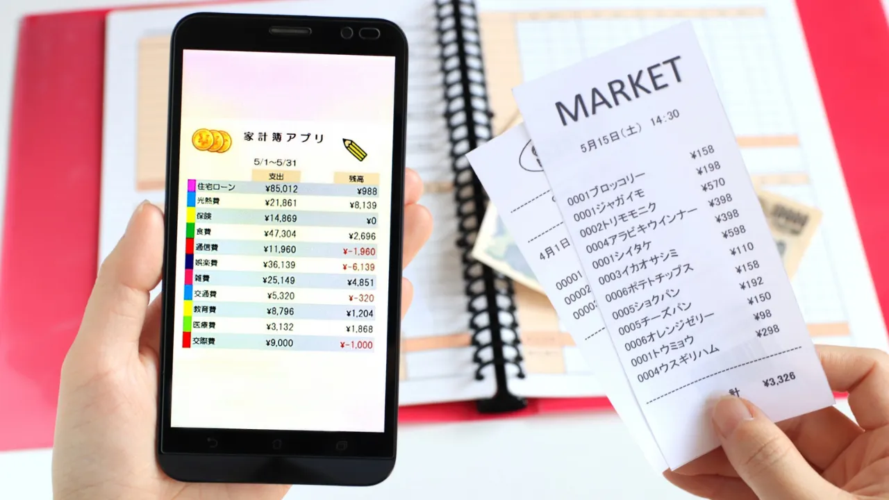 スマホの家計簿アプリで支出を管理するイメージ