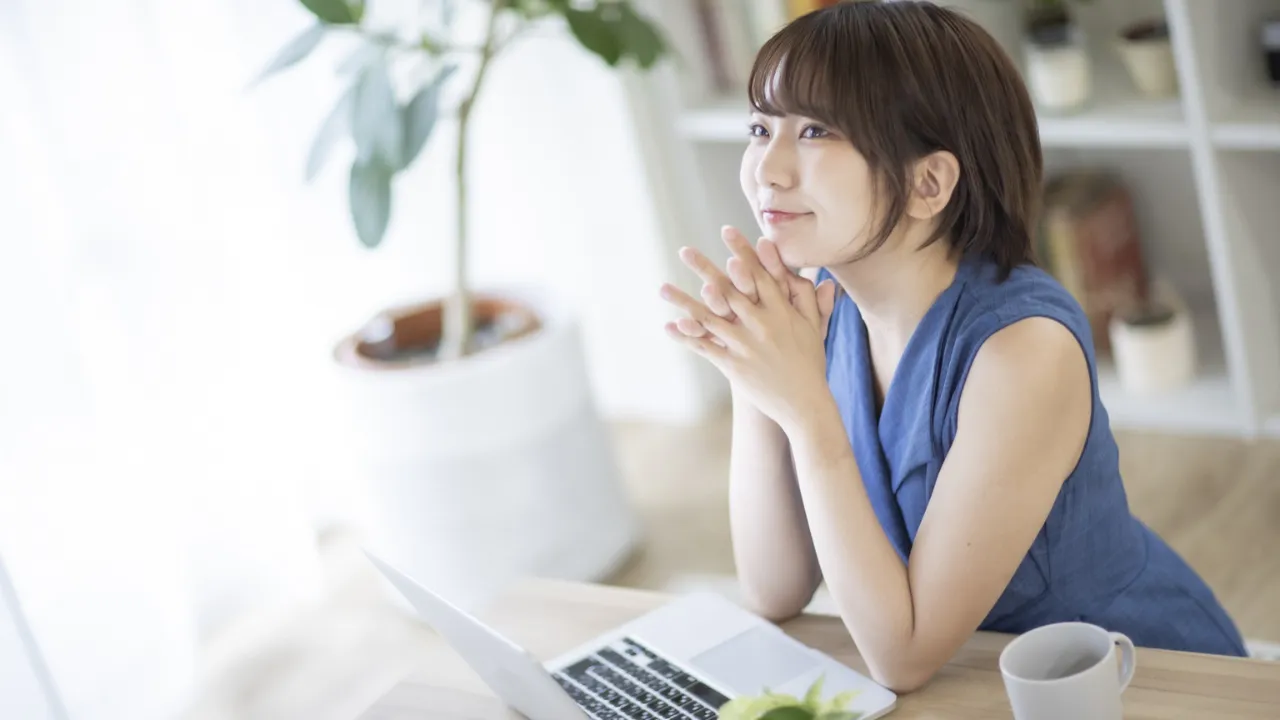 自分らしい婚活について考える女性
