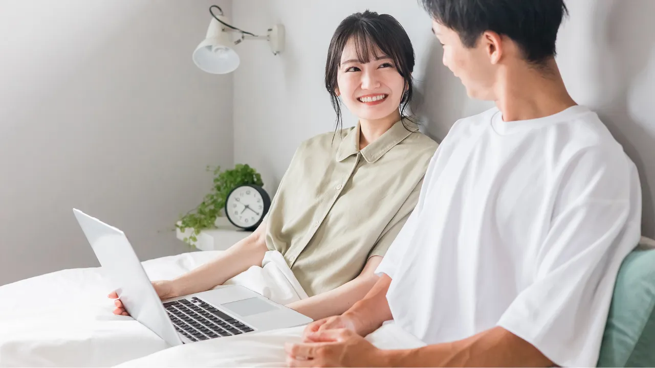 真剣交際中のカップルがリラックスして会話する様子