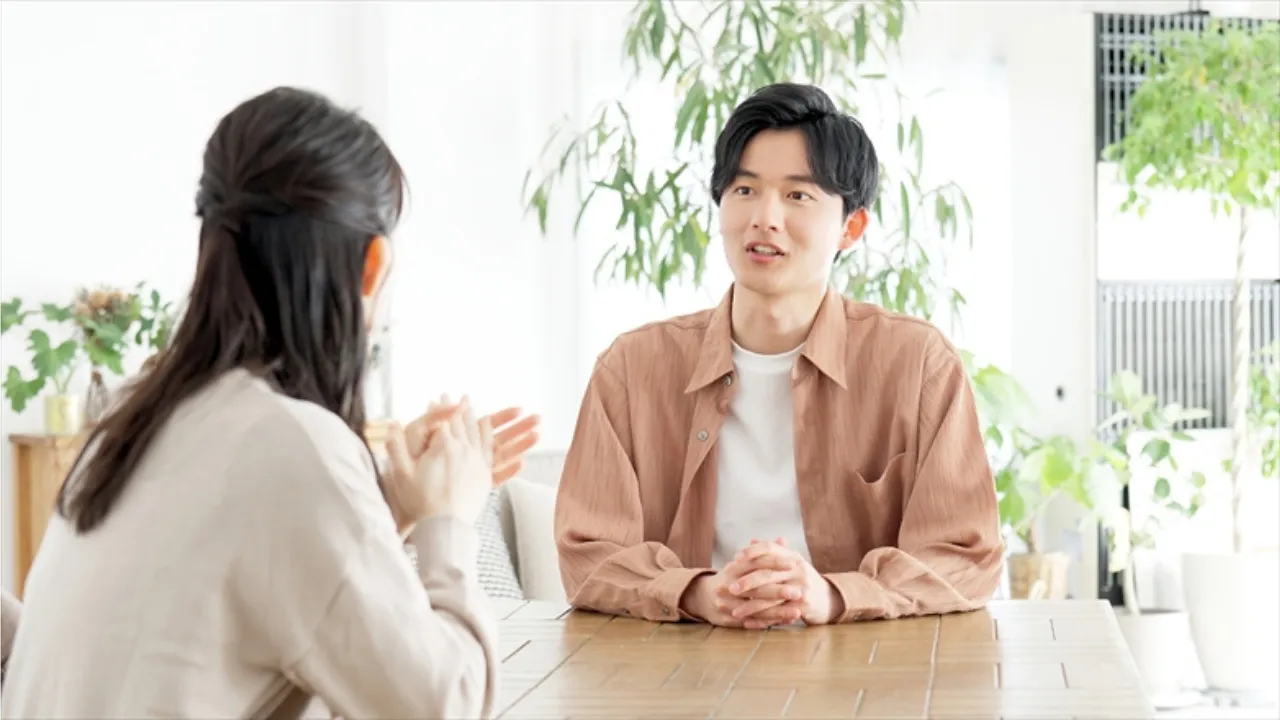 真剣交際中の男女が価値観をすり合わせている場面