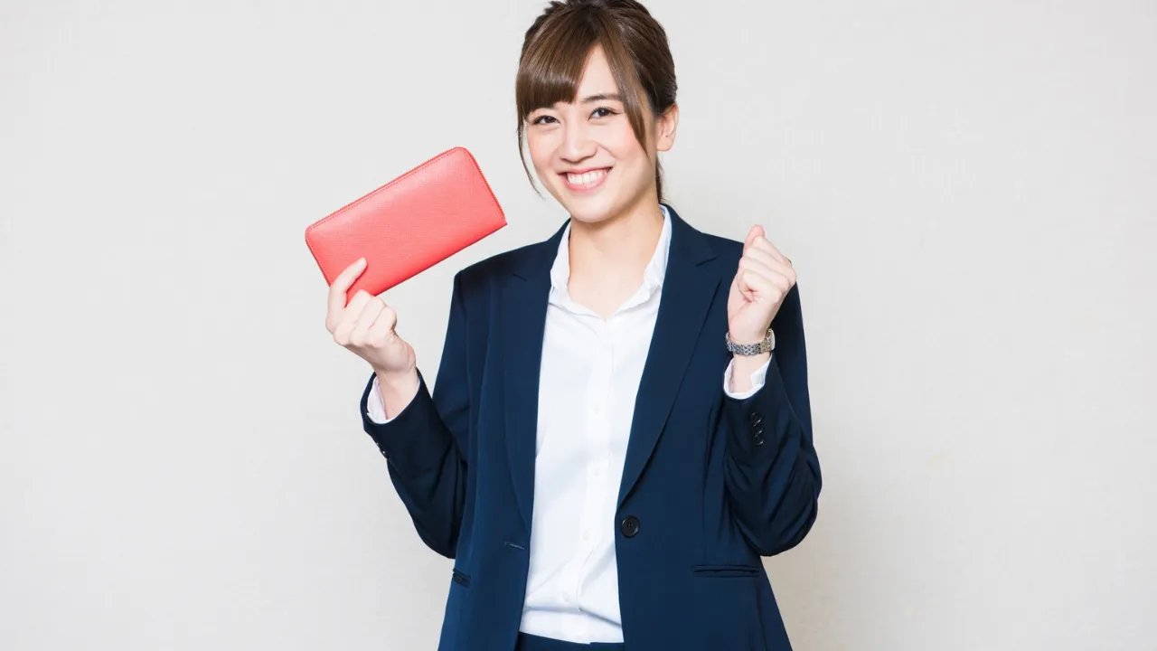 財布を持って笑顔の女性