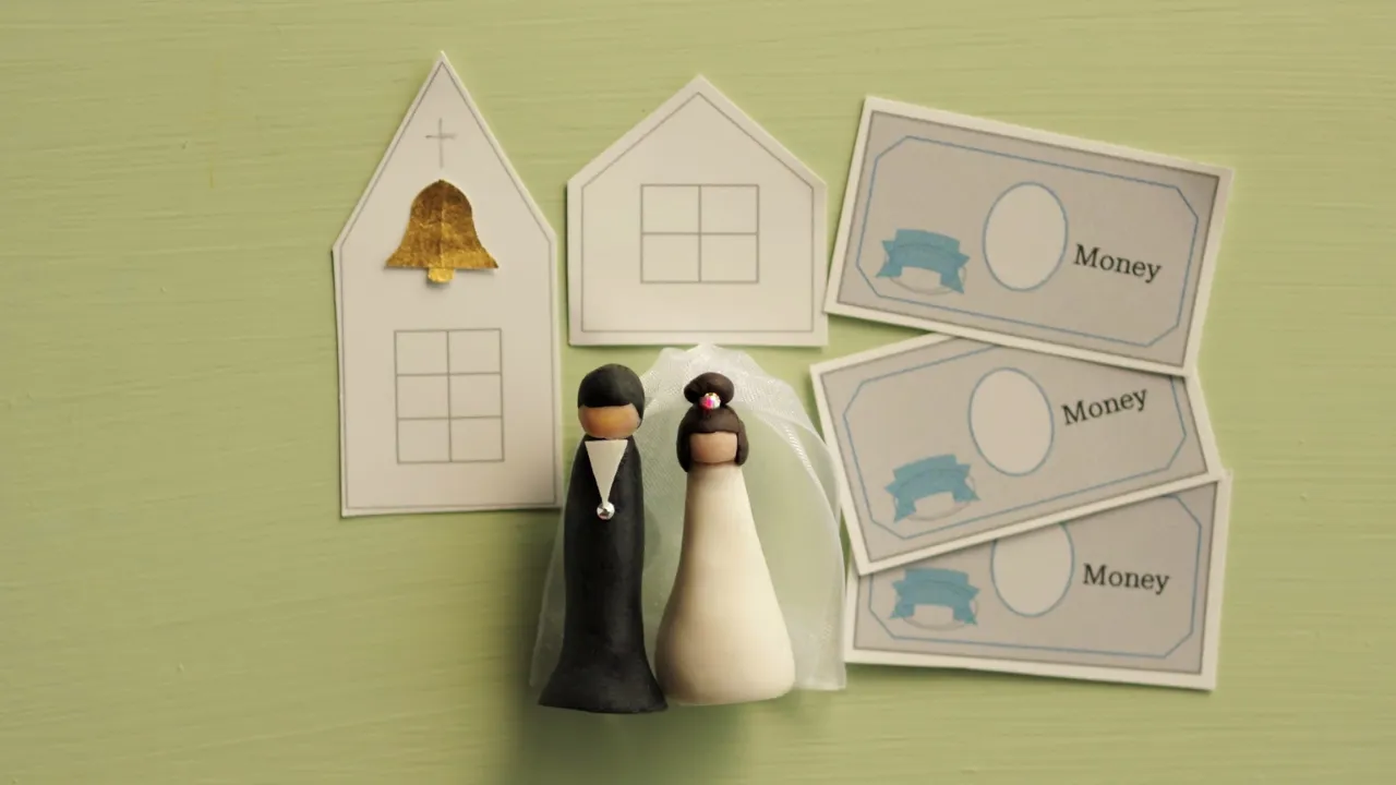 結婚費用をイメージした教会とお金の模型