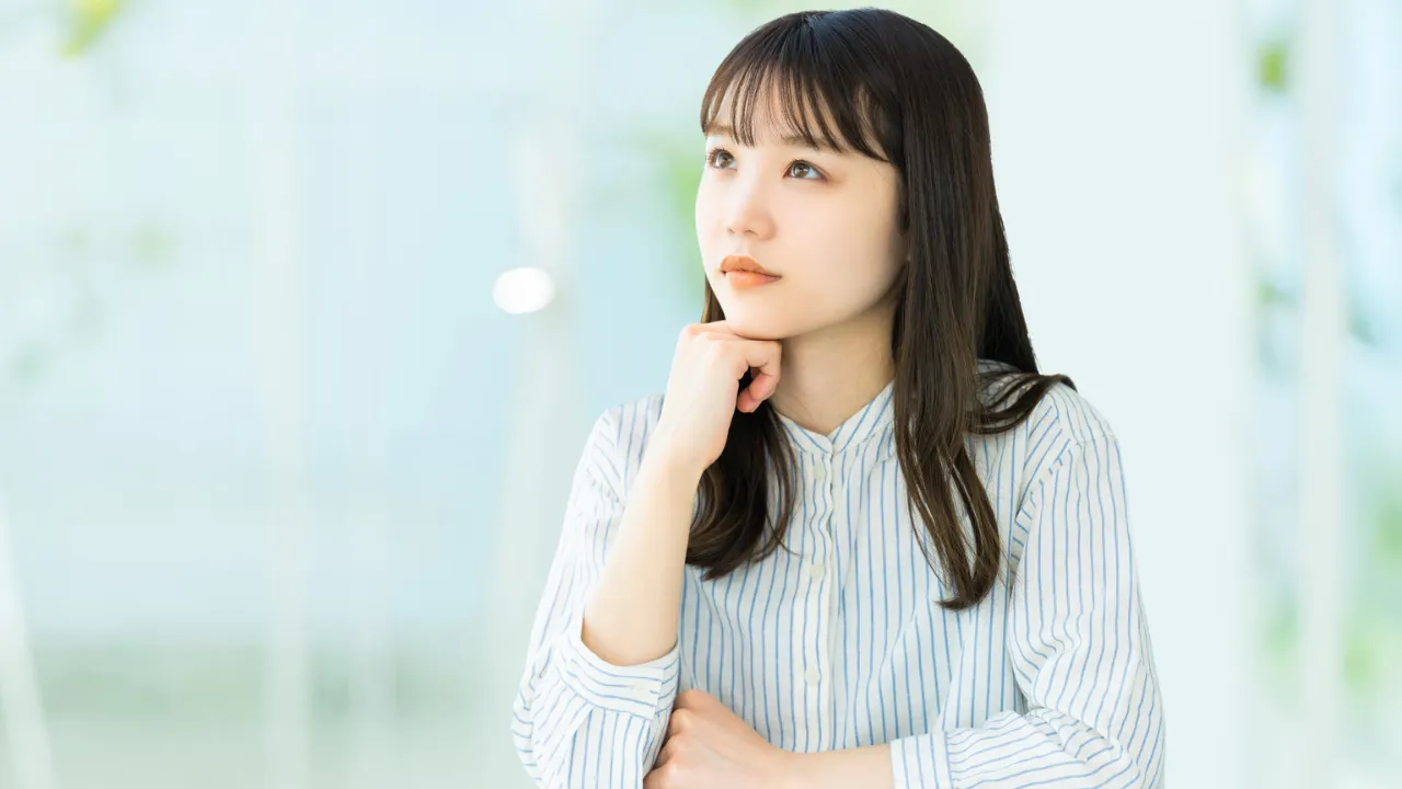結婚前のお金に不安を抱える女性