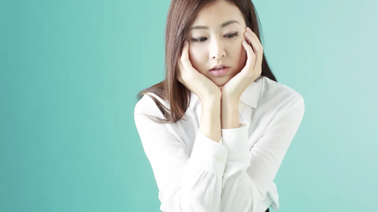 お金のことで悩む女性の表情
