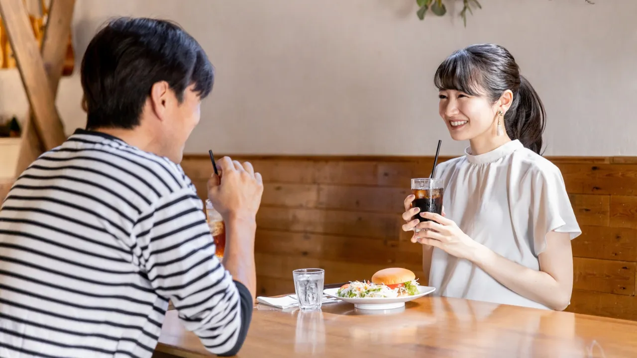 カフェで会話を楽しむカップル