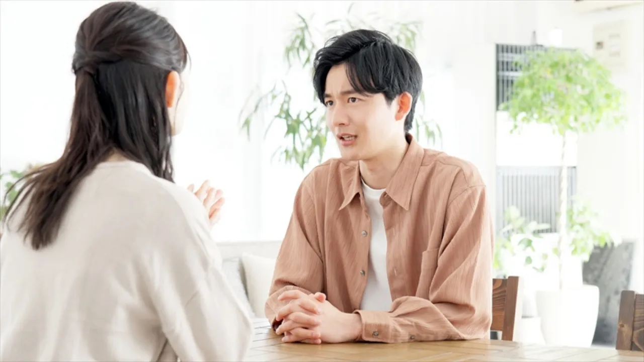 真剣に話し合う婚活中の男女カップル