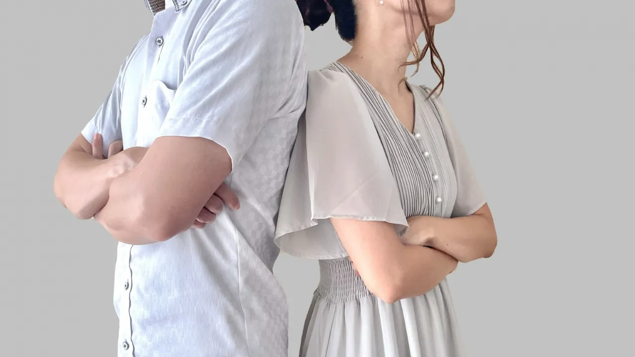 ケンカして背中合わせになっている婚活中のカップル