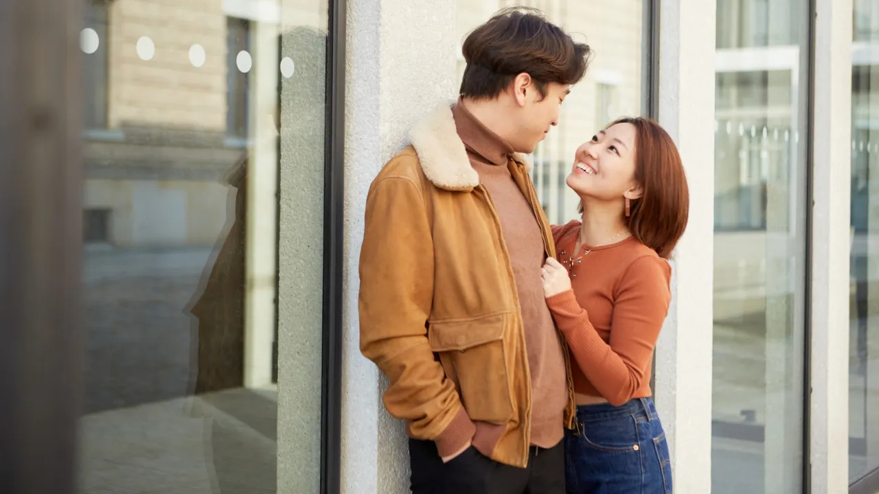 経済感覚を共有するカップルの会話シーン