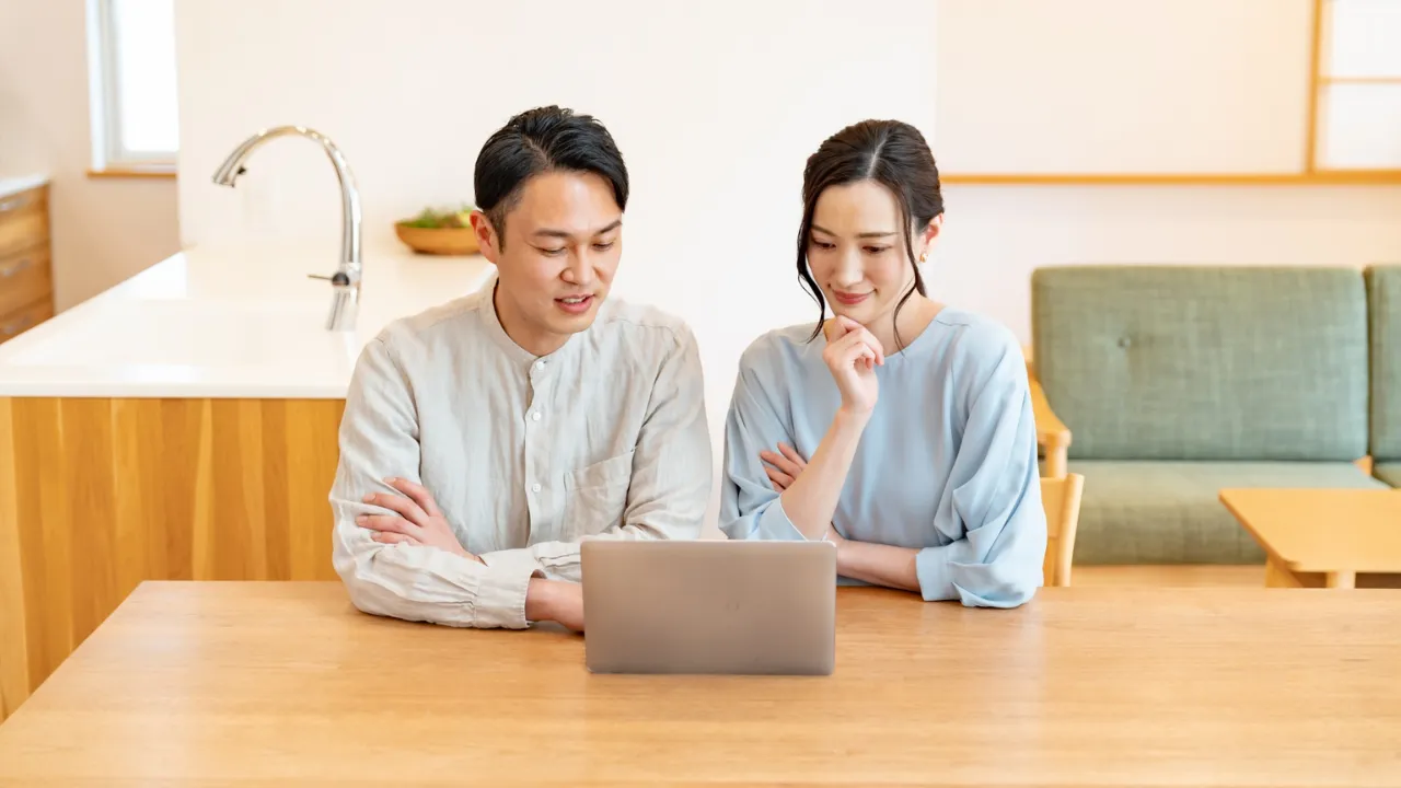 年金や将来設計について話し合うカップル