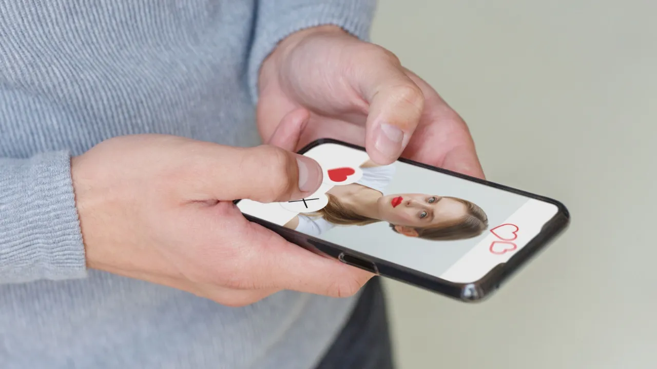 マッチングアプリをスマホで利用する男性の手元