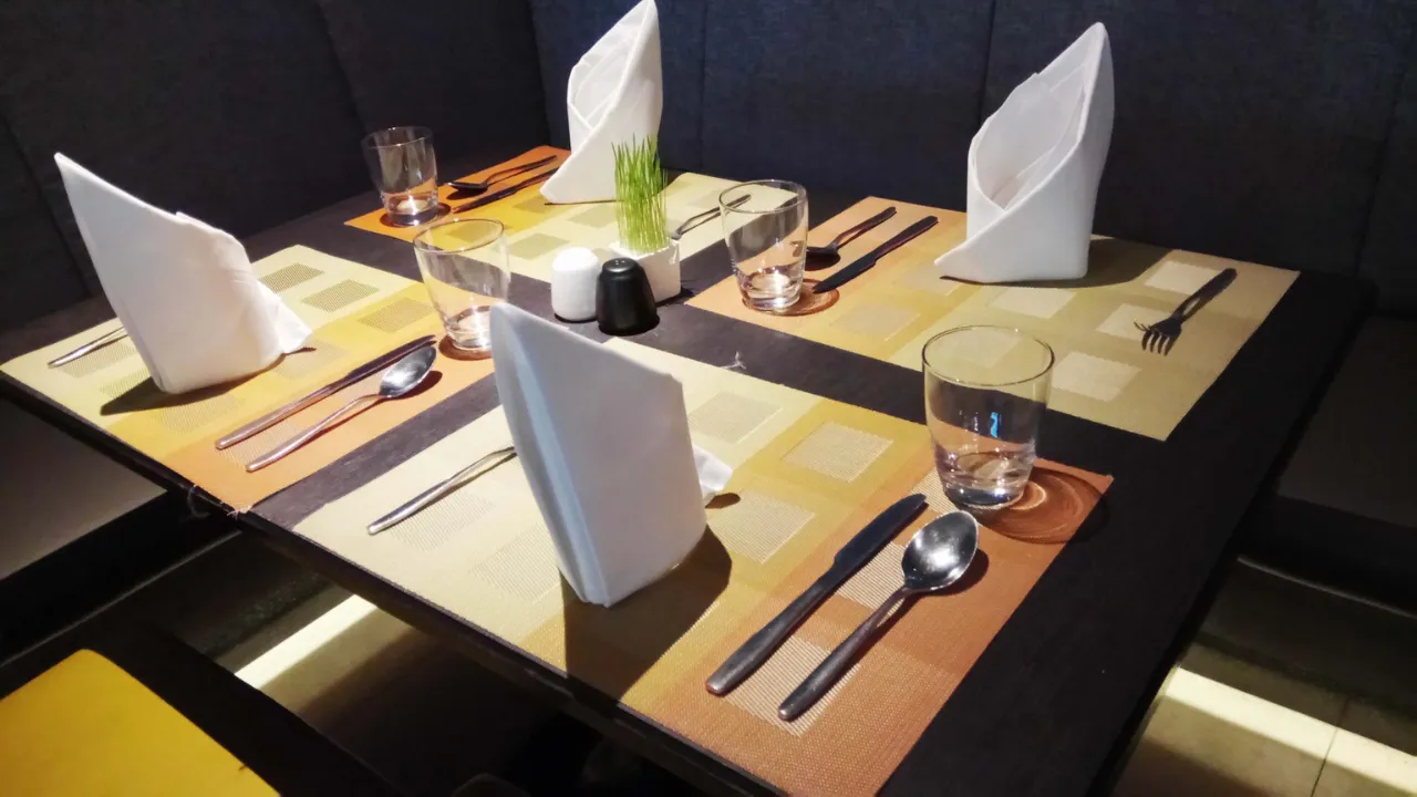 親と結婚相手の顔合わせ食事会のテーブルセッティング