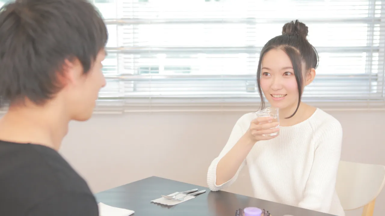 初めてのプレ交際で笑顔の女性