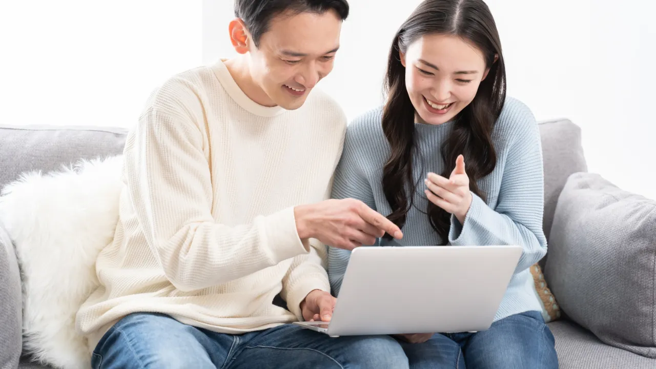 将来について前向きに話すカップルの様子