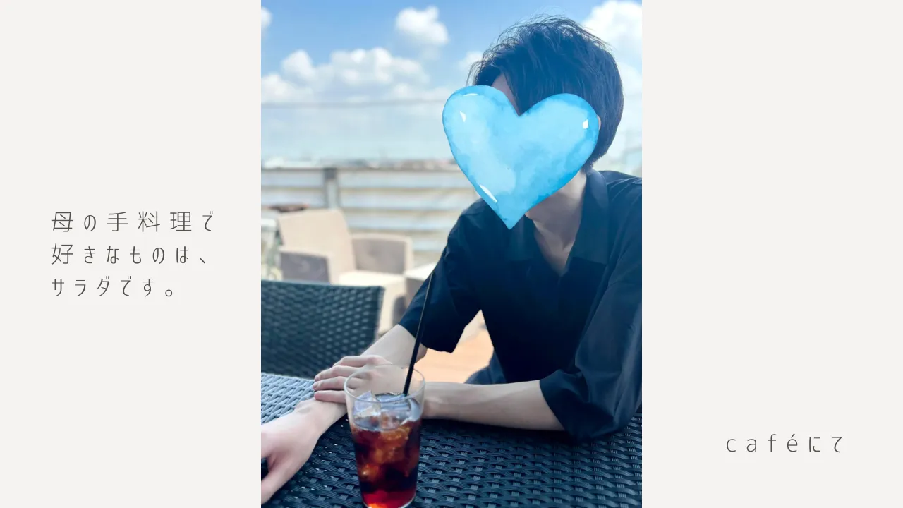 川越のカフェでリラックスして会話を楽しむ男性会員のカジュアル写真