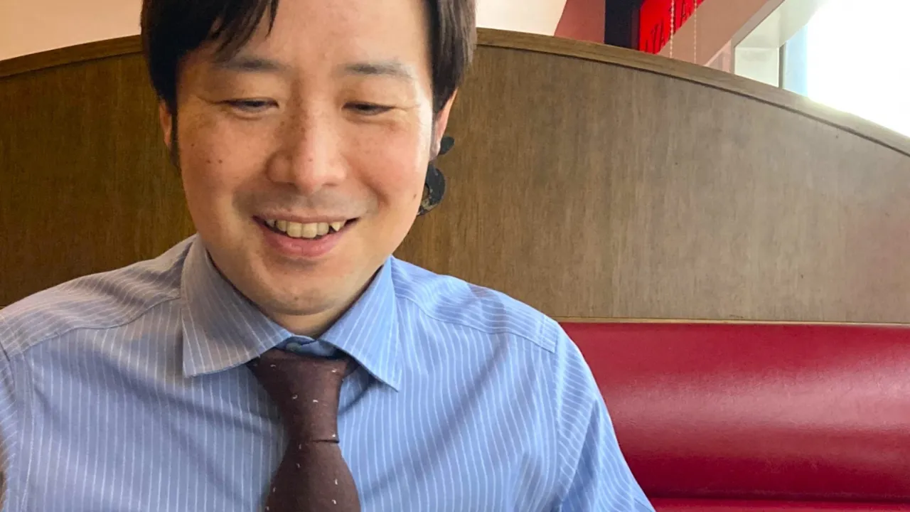 節目がちな男性