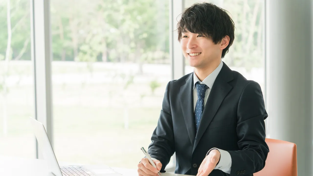 スーツ姿で婚活カウンセリングを行う男性カウンセラー