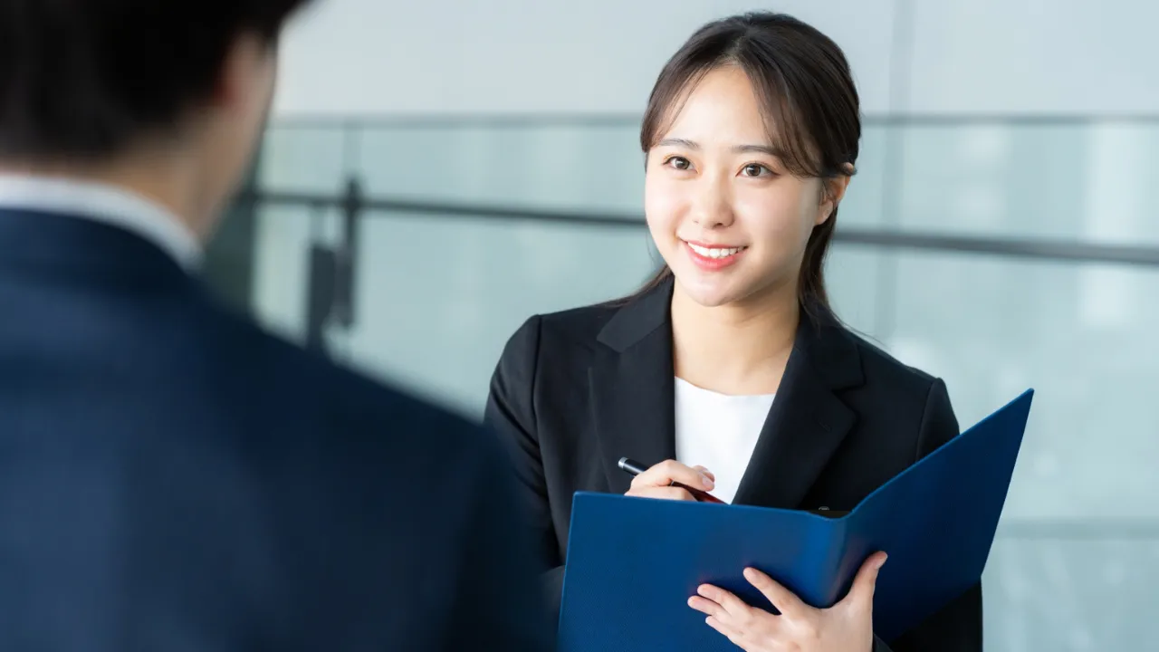 結婚相談所のカウンセラーが丁寧にサポートしている様子