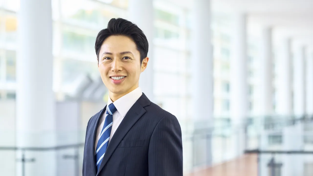 婚活で清潔感と自信を持つスーツ姿の男性