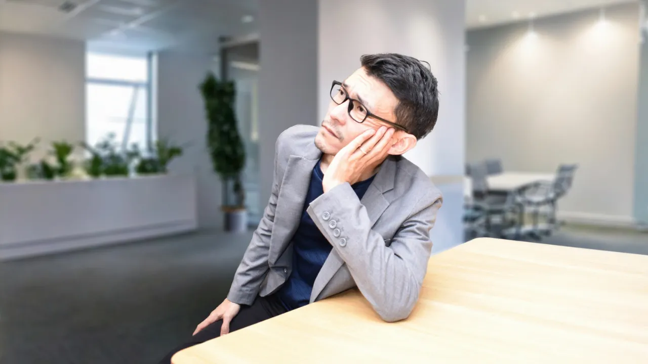 お見合いの断られる理由について考え込む男性