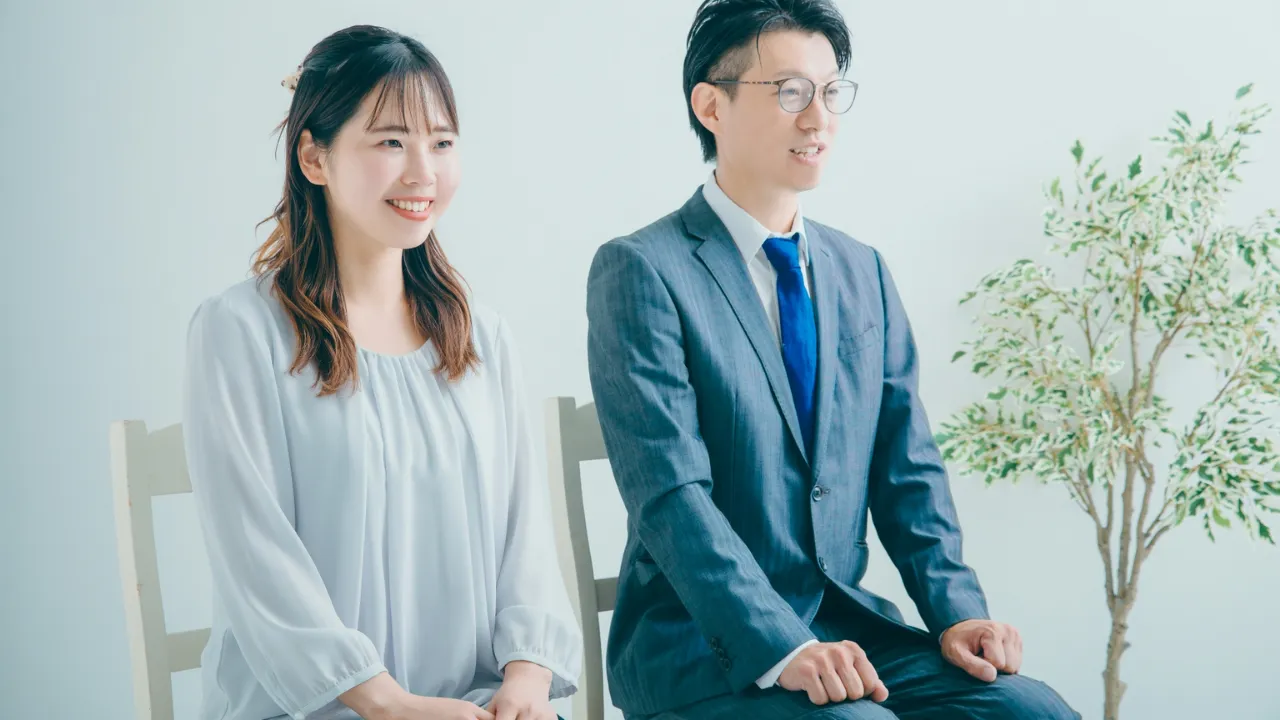 親御様への挨拶で正しい服装と姿勢を心がけるカップル