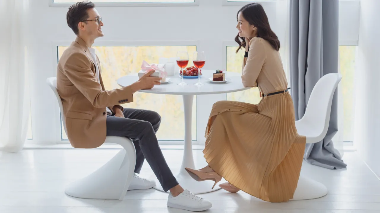 レストランで会話する婚活カップル