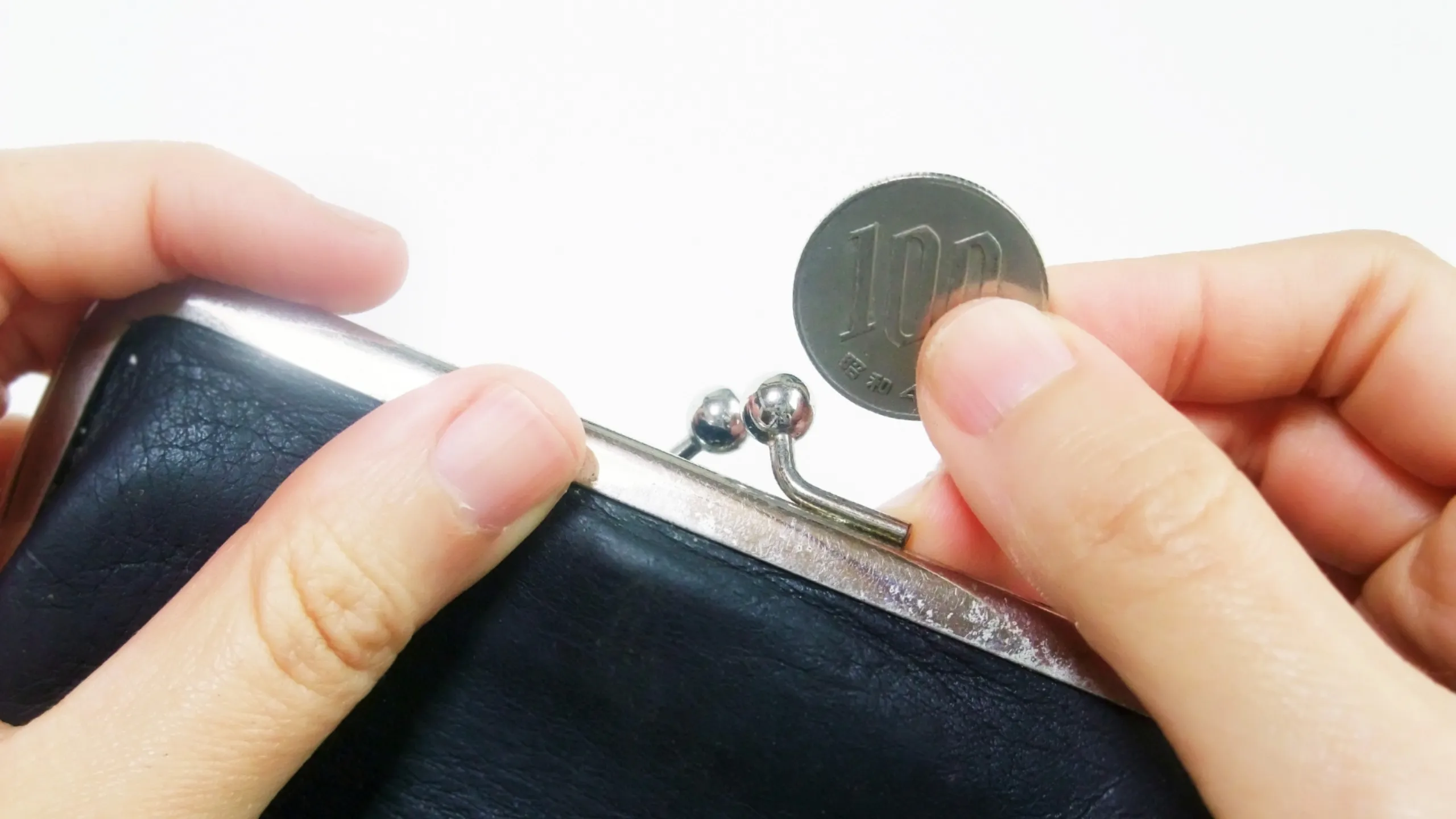 お金を細かく出すケチな男性をイメージさせる写真