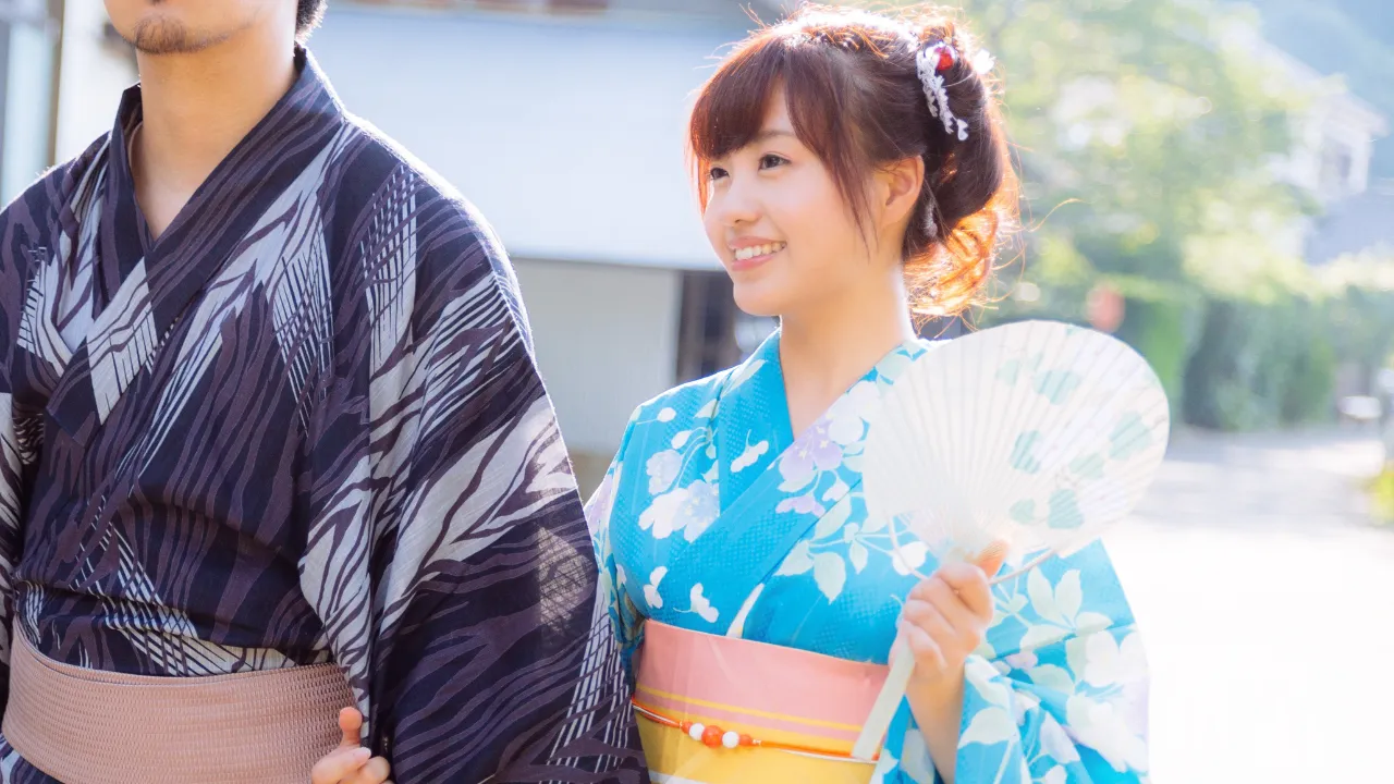 浴衣姿で夏祭りを楽しむカップル
