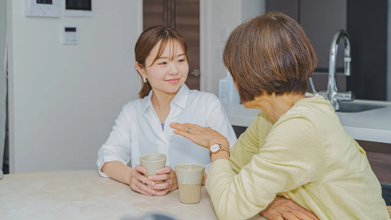 結婚について親と話し合う女性の様子