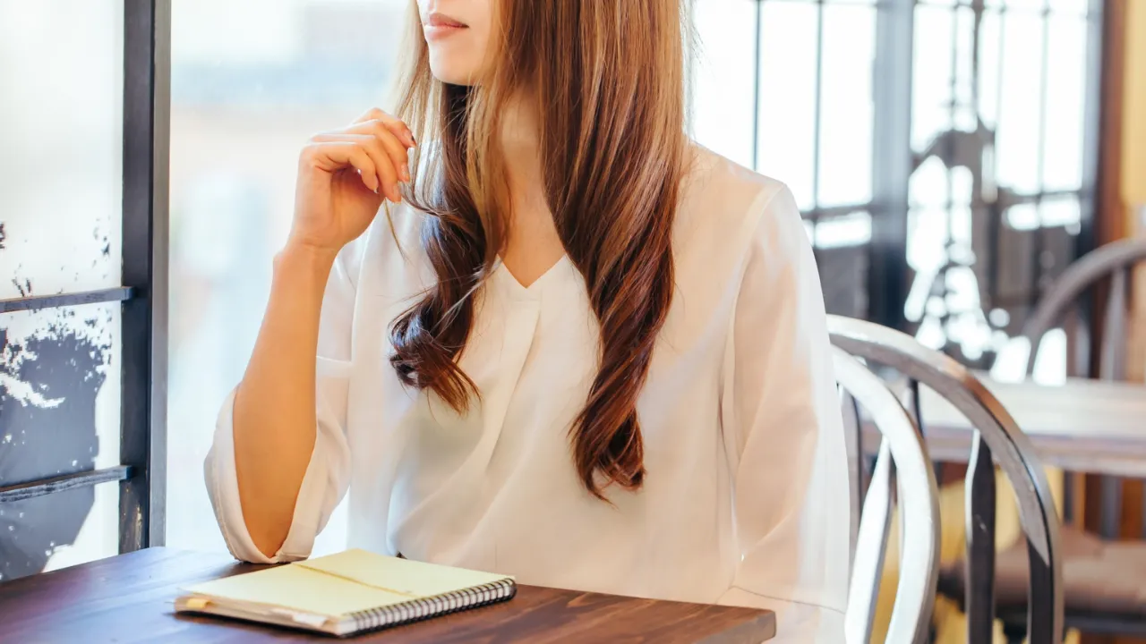 親への婚活報告に悩む女性のイメージ