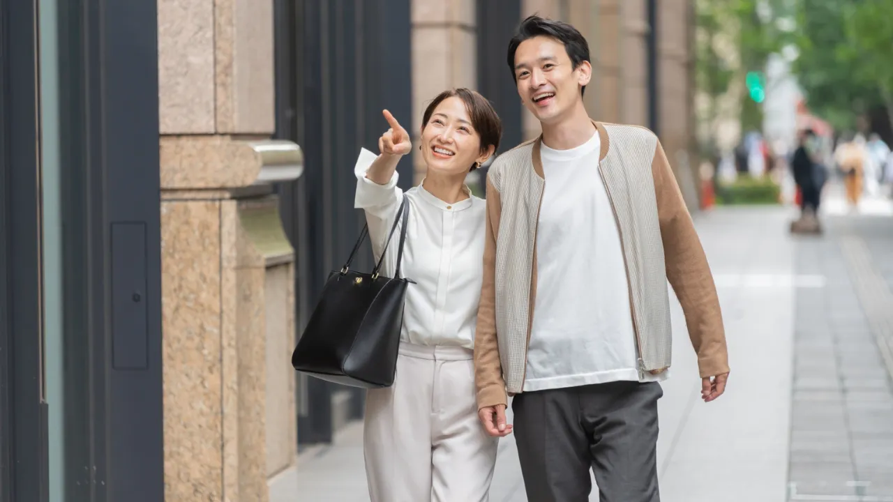 婚活デートで楽しそうに歩く男女の様子