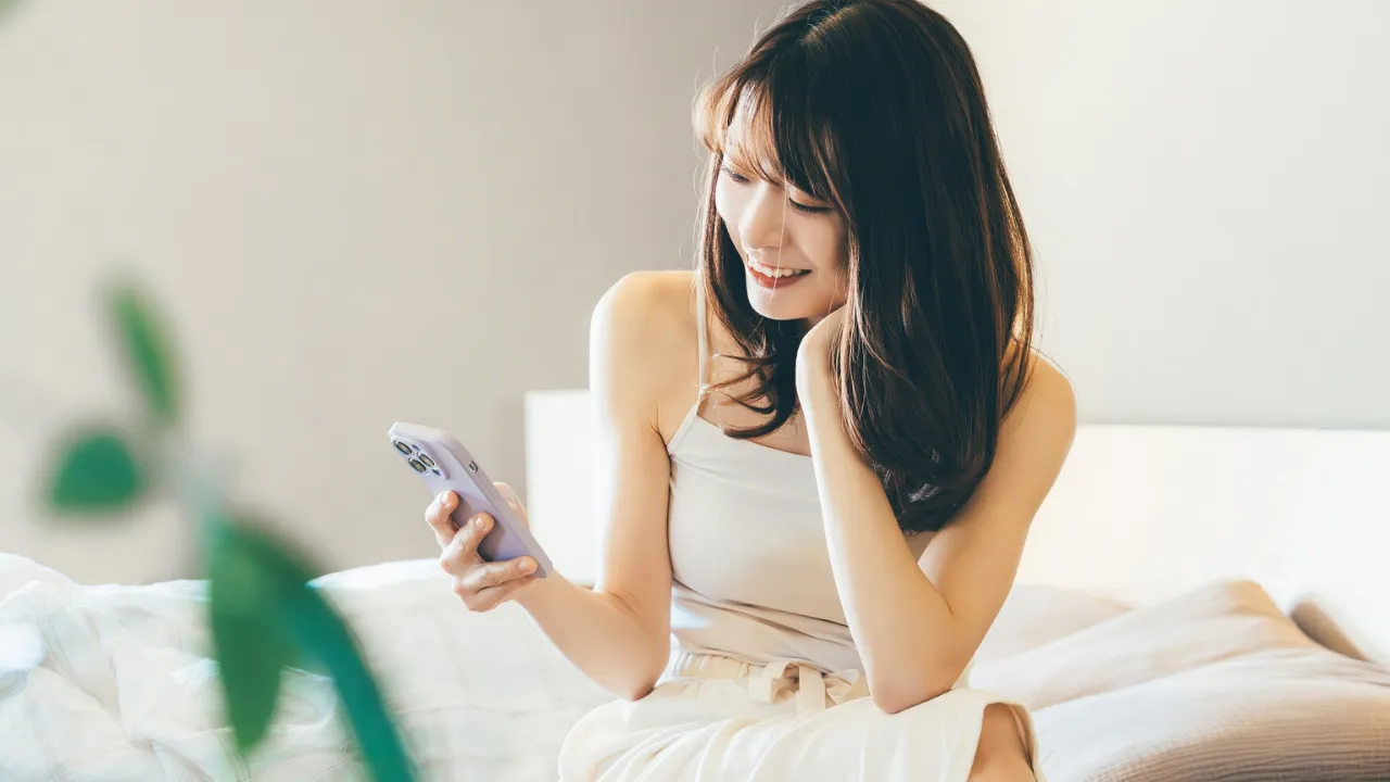 毎日の連絡を楽しむ女性